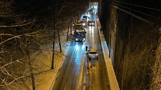 Blick von einer Brücke auf eine vereiste Straße in Kaiserslautern