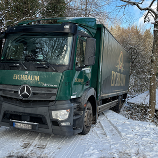 Auf glatter Straße zur Turnhalle in Kaiserslautern-Mölschbach ist ein LKW abgerutscht und droht abszustürzen.