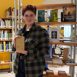 Luana Wachsmuth hat eingeführt, dass in der Stadtbücherei Pirmasens jetzt eingepackte Bücher ausgeliehen werden können.