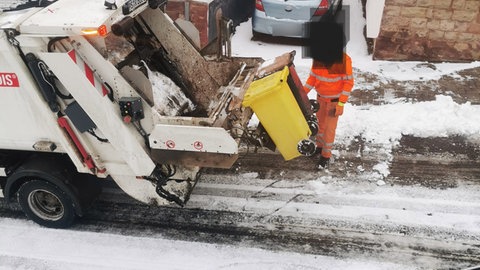 Heftige Kritik: Die Müllabfuhr hat in Zweibrücken Bio- und Plastikmüll im selben Müllauto entsorgt.