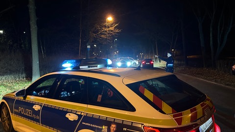 Ein Polizeiauto steht an einer Straße nahe dem Fundort einer Bombe aus dem zweiten Weltkrieg in Kaiserslautern.