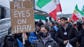 In Hamburg protestieren die Menschen für einen freien Iran