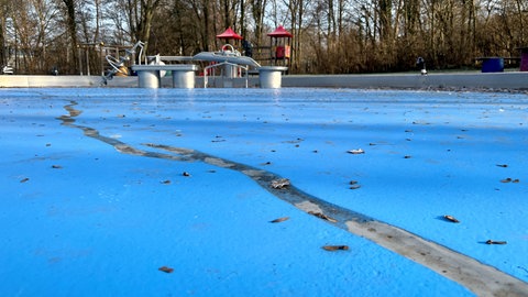 In die Jahre gekommen: Durch das Kinderbecken im Freibad Zweibrücken zieht sich ein großer Riss. 