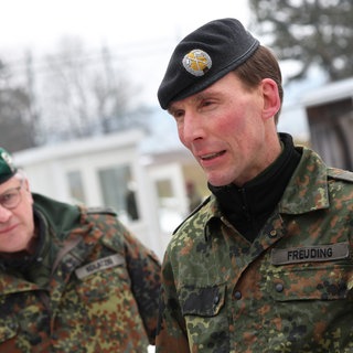 Nach Vorfällen bei Bundeswehr Zweibrücken: Generalleutnant Christian Freuding (rechts) spricht in der Luftlande-Lufttransportschule. 