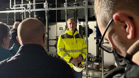 Bürgermeister Michael Maas lobt die nachhaltige Energieversorgung der neuen Turnhalle in Pirmasens.