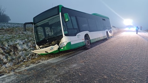 Schulbus fährt im Donnersbergkreis in Graben. 