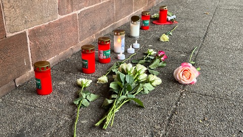 Anteilnahme zeigt sich durch die Blumen und Kerzen, welche am Bahnhof Landstuhl abgelegt wurden.