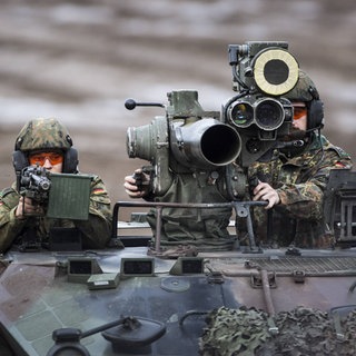 Bundeswehübung Baumholder: Zwei Soldaten auf einem Wiesel. (Symbolbild)