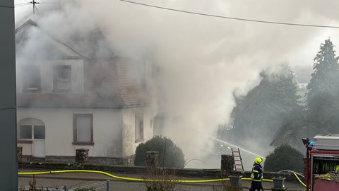 Rauch bei einem Brand in Hermersberg. 