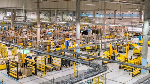 Eine Logistikhalle des Versandhändlers Amazon (Symbolbild).