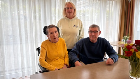 Martina Lauer (Mitte) leitet das Hospiz in Landstuhl. Silvia Mai (links) lebt seit mehreren Wochen im Hospiz. Ihr Mann Karl-Heinz Singer besucht sie jeden Tag.