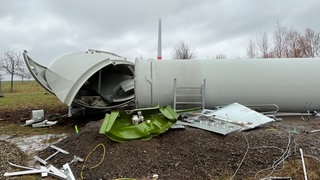 Ein Windrad liegt in Einzelteilen auf einem Acker - nach der Sprengung in Höheinöd im Kreis Südwestpfalz