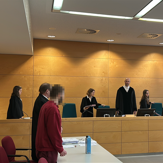 Ein Gerichtssaal mit Gericht, Angeklagtem und Staatsanwaltschaft - Prozess um Messerangriff von Schallodenbach