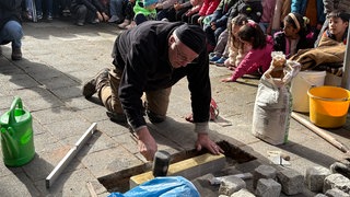 Die Röhmschule in Kaiserslautern hat eine Stolperschwelle in Gedenken an eine jüdische Klasse erinnert.