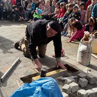 Die Röhmschule in Kaiserslautern hat eine Stolperschwelle in Gedenken an eine jüdische Klasse erinnert.