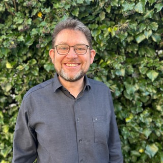 Schulleiter Marco Schneider wird wegen einer Deomstration von rechten Gruppen angefeindet. 