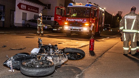 Bei einem Motorradunfall in Eisenberg wurde eine junge Frau verletzt.