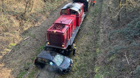 Auf der Zellertalbahn wird ein Unfall mit einem Auto simuliert.