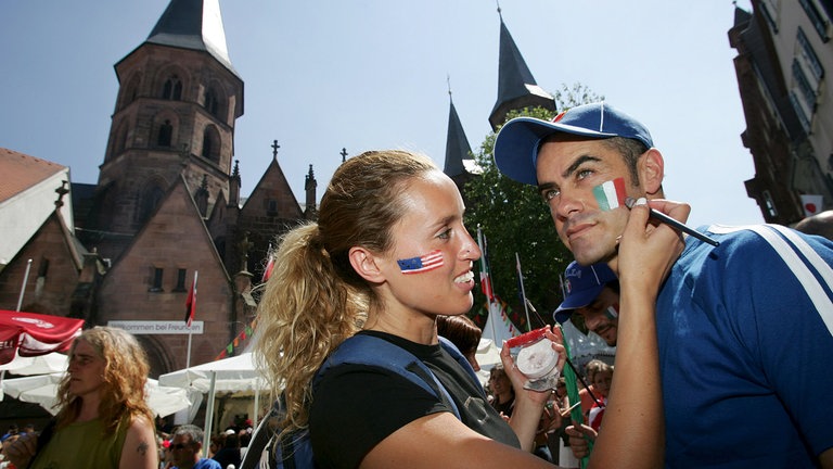 Fußball-Fans aus aller Welt waren im Jahr 2006 bei der WM in Kaiserslautern - zum Beispiel an der Stiftskirche. 