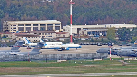 Zwei von drei amerikanischen Boeing vom Typ C32 stehen am US-Stützpunkt Ramstein am Sonntag. 