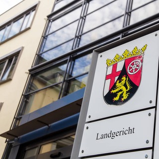 Der Eingang zum Landgericht in Kaiserslautern.