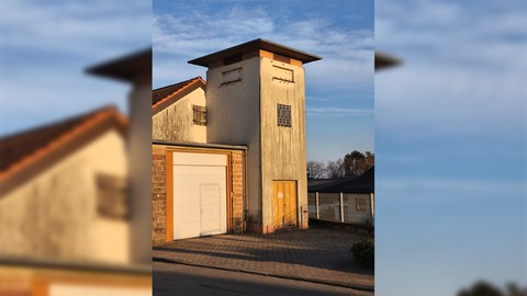 In diesem alten Stromverteiler Turm der Pfalzwerke in Heltersberg sollen künftig Schwalben nisten.