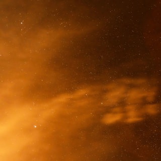 Himmel leuchtet orange (Symbolbild). Eine Übung der Bundeswehr brachte den Himmel über der Westpfalz zum Leuchten.