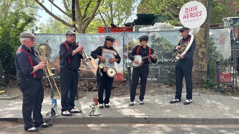 Musiker spielen auf den Straßen in Kaiserslautern