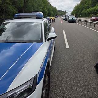 Polizeiauto bei Kontrolle nach Drogen auf der B10 in der Südwestpfalz