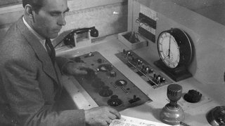 Hier arbeitet Wilhelm Köhler im damaligen Studio. Radio vor 80 Jahren waren ganz andere Zeiten und vor allem Sendungen mit analoger Technik. 
