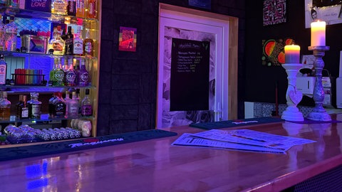 Die Theke ist in Lila Licht einladend in Szene gesetzt. 