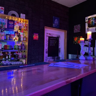 Die Theke ist in Lila Licht einladend in Szene gesetzt. 