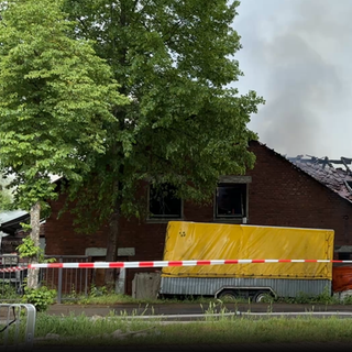 Abgebranntes Haus im Kreis Kusel. Feuerwehr ist im Einsatz.