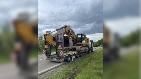 Ein Lastwagen samt Bagger ist in Enkenbach-Alsenborn mit einer Brücke kollidiert. 