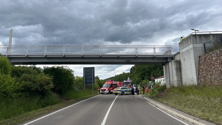 Lkw rammt Brücke: Polizei und Feuerwehr im Einsatz
