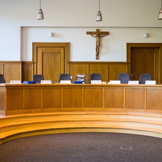Der tödliche Angriff auf einen Gerichtsvollziehers im saarländischen Bexbach hatte auch in RLP die Menschen erschüttert. Heute beginnt der Prozess gegen den Angeklagten.