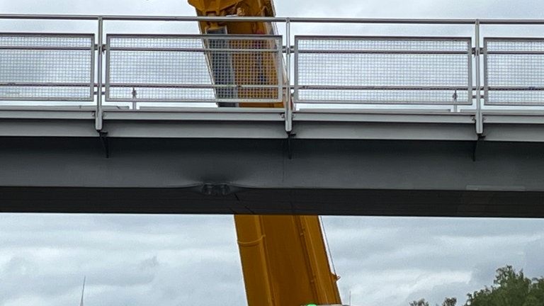 Ein Lkw rammt eine Fußgängerbrücke und hinterlässt eine deutliche Beule.