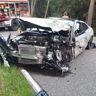Autos am Unfallort in der Südwestpfalz 2023.