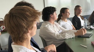 Schülerinnen und Schüler diskutieren beim atomaren Planspiel