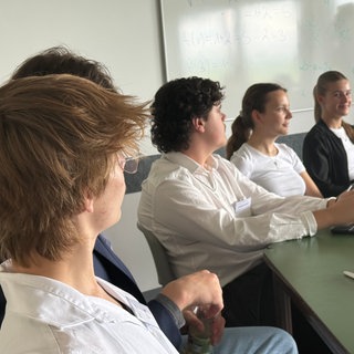 Schülerinnen und Schüler diskutieren beim atomaren Planspiel