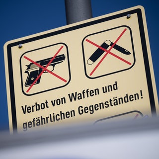 Ein Schild, das auf eine Waffenverbotszone hinweist