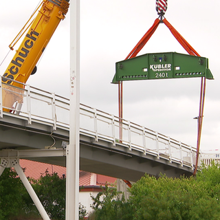 Lkw rammte Fußgängerbrücke an der B48.