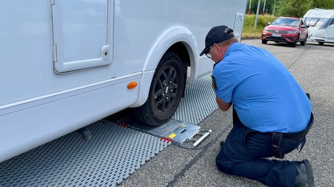 Die Polizei wiegt in Kaiserslautern kostenlos Wohnmobile und Wohnwagen.