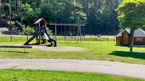 Spielplatz in Linden: In der Nähe von Schaukel und Rutsche soll ein Mann seine Ehefrau getötet haben. 