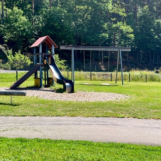 Spielplatz in Linden: In der Nähe von Schaukel und Rutsche soll ein Mann seine Ehefrau getötet haben. 