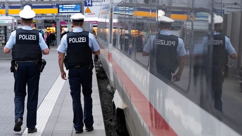 Polizisten auf ihrem Kontrollgang in einem Ha