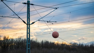 Oberleitung einer Bahn (Symbolbild). Bei Bruchmühlbach-Miesau im Kreis Kaiserslautern ist ein Kabel gerissen.