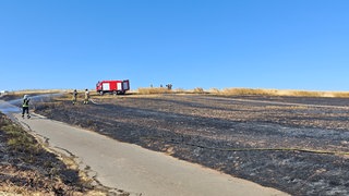 Ein Feld bei Niederkirchen hatte am Sonntag Feuer gefangen. Zwischenzeitlich erhöhte die Feuerwehr die Alarmstufe auf 3.