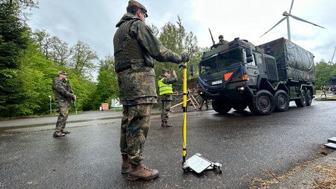 Der Konvoi soll Waffen ins Munitionslager in Kriegsfeld bringen. Bevor er auf das Gelände darf, wird jeder Zentimeter nach Sprengstoff abgesucht. 