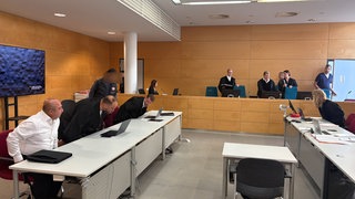 Beim Prozess um die tödliche Messerattacke am Fackelbrunnen in Kaiserslautern hat eine Rechtsmedizinerin eine Haarprobe des Angeklagten analysiert.